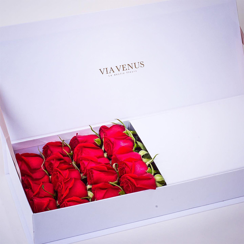 ÉNIGMATIQUE : BOX BLANCHE ROSES ROUGES